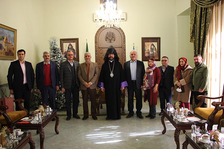 مسئولان کمیته امداد امام خمینی اصفهان در کلیسای وانک